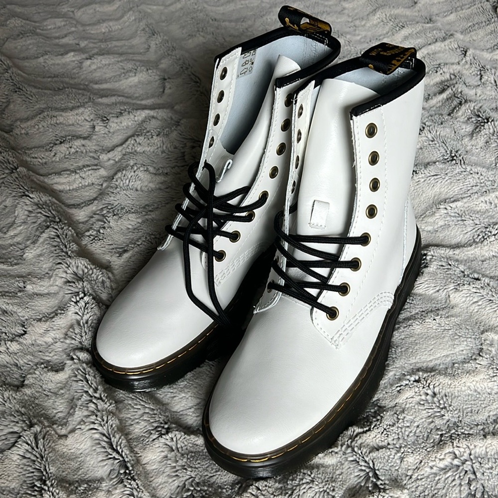 ✨Dr. Martens air ware white boots✨

SIZE 8

NEVER WORN